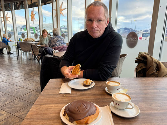 In der Bäckerei in Borgarnes legen wir eine süße Pause ein.