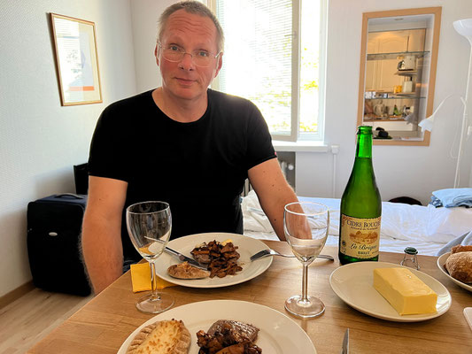 12.08. Wir konnten den Eierschwammerln nicht widerstehen! Also gibt es heute Steak mit Eierschwammerl zum Essen! Mit Cidre aus der Normandie :-).