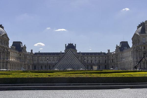 Natürlich besuchen wir auch die Pyramide du Louvre.