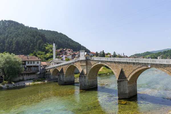 1682 errichtet, wurde die Brücke 1945 zerstört. Danach ersetzen eine hölzerne und später eine Beton-Konstruktion die Brücke. 