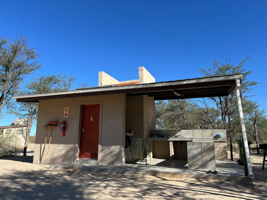 08.03. Wir beziehen die Premium Campsite #4. Das eigene Waschhaus ist schon sehr komfortabel!