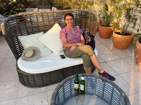 Auf der Dachterrasse unseres Hotels genießen wir ein kühles Bier aus unserem Kühlschrank ...