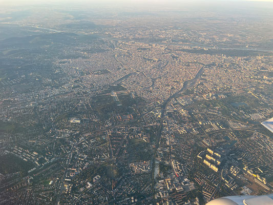 ... und blicken aus dem Flugzeug auf Schönbrunn!