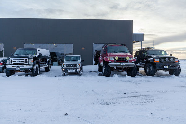 26.02. Coole isländische Autos in Vík. Unser Jimny muss noch wachsen!