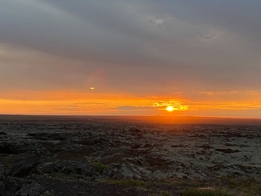 29.07. Auf der Heimfahrt nach Grindavík erleben wir einen tollen Sonnenuntergang in der Nähe der Blauen Lagune.