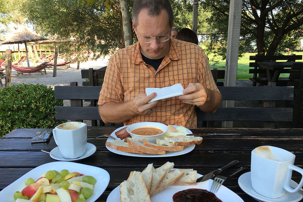 15.9. Lake Shkodra Resort, der Tag beginnt mit einem super Frühstück.