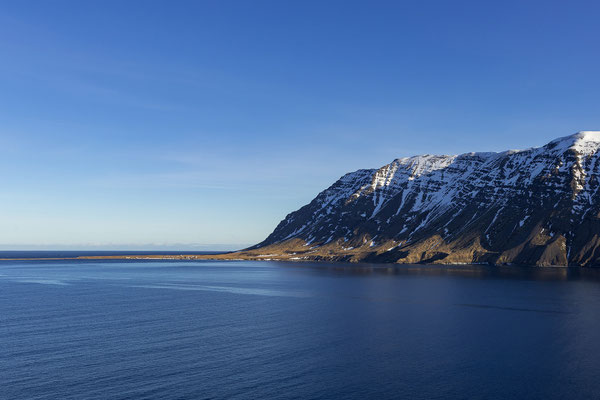 Auch die Weiterfahrt entlang des Skagafjörður ist wunderschön.