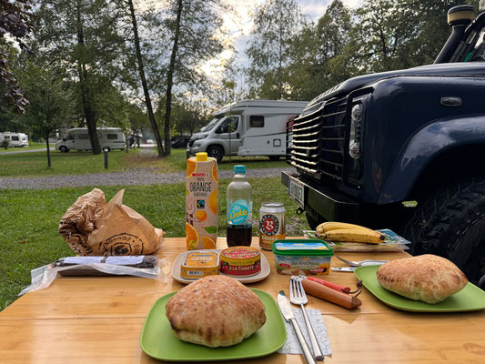Zurück am Campingplatz gibt es Jause ...
