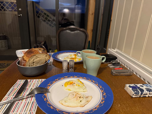 12.2. Wir frühstücken Spiegeleier.