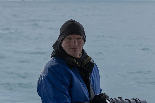 Nach etwa einer Stunde Fahrt finden wir die Orcas (Orcinus orca). Toll!
