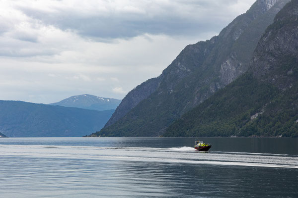 Fjordkreuzfahrt durch den Nærøyfjord von Flåm nach Gundvangen 