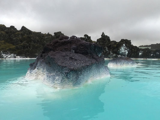 01.08. Die Lagune entstand als "Abfallprodukt" des nahen Svartsengi Geothermalkraftwerks, das 240 °C heißes Wasser aus 2000 m Tiefe pumpt. Es wird dann zur Stromerzeugung und zum Betrieb eines Fernwärmenetzes genutzt.