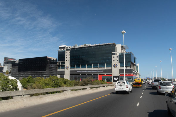 31.01. Wir verlassen Kapstadt, unterwegs passieren wir das Christiaan Barnard Memorial Hospital.