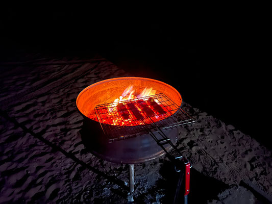10.03. Zurück auf Mpayathutlwa 01 lassen wir uns Eland Spieße mit Bohnen-Tomaten-Gemüse schmecken.