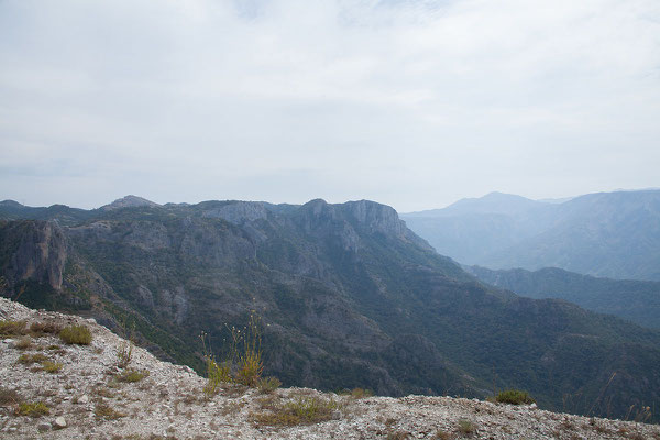 5.9. Gleich nach der Grenze wird Montenegro seinem Namen gerecht. Hohe Berge begrüßen uns.