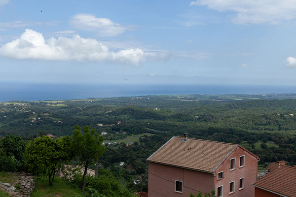 05.06. on Cervione reicht der Blick bis an die Küste. 