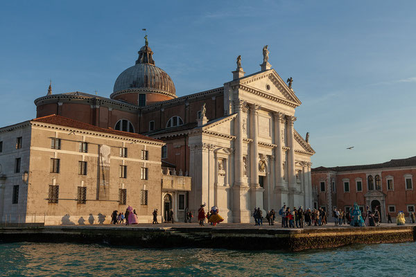 11.02. Mit dem Vaporetto gehts nach San Giorgio Maggiore - hier treffen Masken und Fotografen einander zu Sonnenuntergang.
