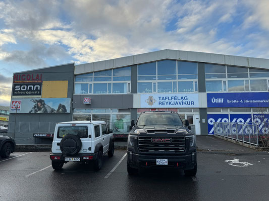 In Reykjavík legen wir einen Pflichtstopp im Outletcenter ein. Handschuhe und ein Fleece kommen mit.