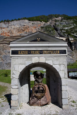 Cave del Predil - Der 4853,87 m lange Kaiser Franz Josef I Hilfsstollen verbindet Cave del Predil mit Log pod Mangrtom im Soča Tal. 