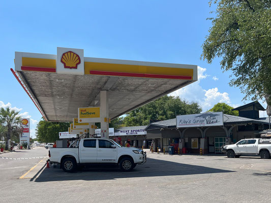 17.03. Maun: natürlich geht's erst einmal zu Riley's und wir tanken voll!