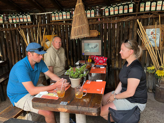 28.03. Joe's Beerhouse: es schmeckt wundebar. Helmut nimmt Bobotie und ich ...