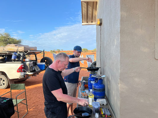 02.03. Bagatelle Kalahari Game Ranch: zum Frühstück gibt es heute Eier mit Speck.