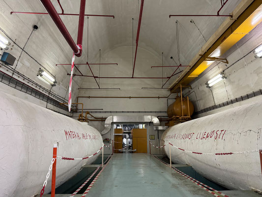 Innehalb der Anlage befinden sich 21 große System- und Wartungsräume mit Tanks, die 50 Tonnen Öl fassen, Klimaanlagen, 170 Kubikmeter Wassertanks und fließendes Wasser aus natürlichen Quellen.