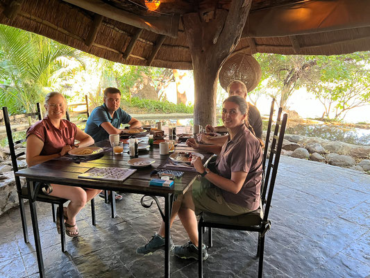 18.03. Ausgezeichnetes Frühstück in der Thamalakane River Lodge.