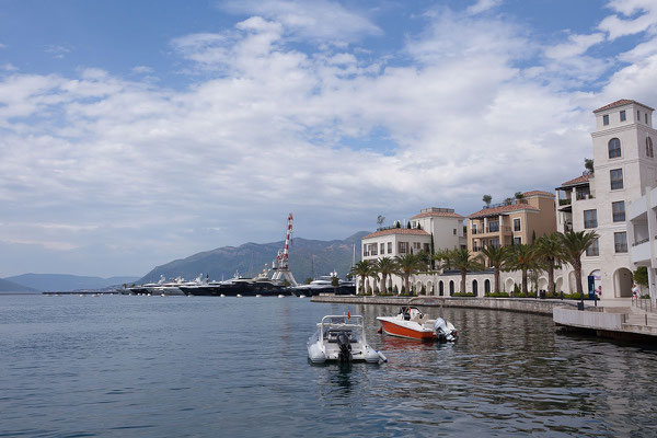 8.9. Tivat, Uferpromenade (im Hintegrund der Porto Montenegro)