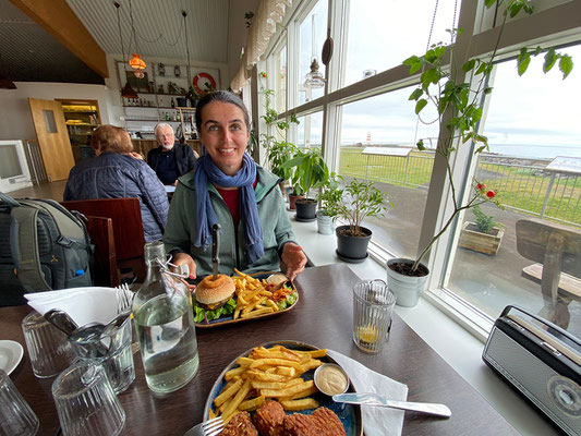 ... essen wir Fish & Chips bzw. Burger. Sehr gut, wie beim letzten Mal!