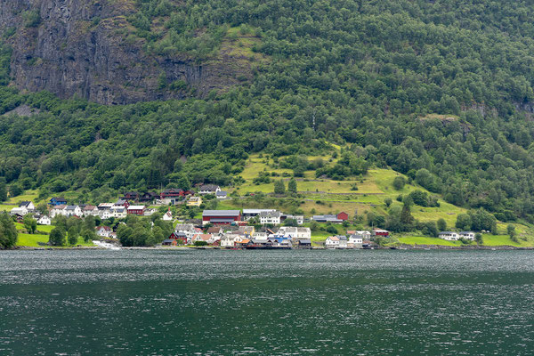 Fjordkreuzfahrt durch den Nærøyfjord von Flåm nach Gundvangen 