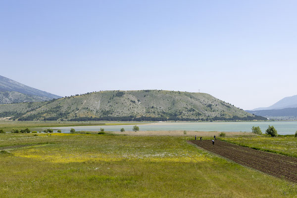 Rund um den hübschen Blidinjsko Jezero werden gerade die Felder bestellt.