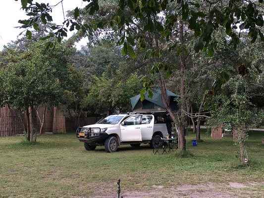 28.4. Im Kamp Kwando beziehen wir eine schöne Campsite mit eigenem WC und Waschhaus. 