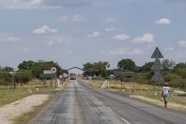 24.03. Am Vet Fence wird unser Kühlschrank kurz kontrolliert.