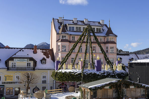 Der Adventkranz ist der "Star" des kleinen Ortskerns.