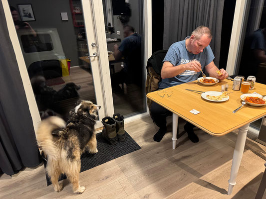 Am Abend gibt es Süßkartoffeleintopf und das letzte Bier.