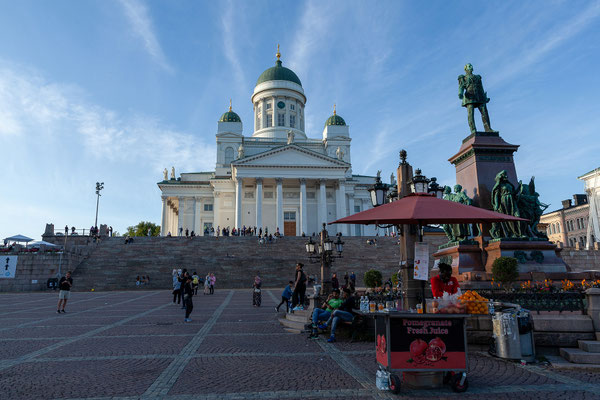 12.08. Am Abend unternehmen wir einen Spaziergang durch die Innenstadt: Dom zu Helsinki & Senatsplatz