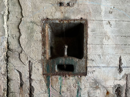 Mehr als eine halbe Million Kubikmeter Beton wurden zum Bau benötigt. Unter dem bis zu 9,60 Meter dicken Dach fanden nicht nur die U-Boote Schutz, sondern es waren auch Büros, Werkstätten, Lagerhallen sowie Aufenthaltsräume und ...