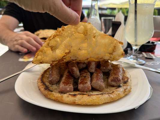 ... und lassen uns Ćevapčići schmecken.