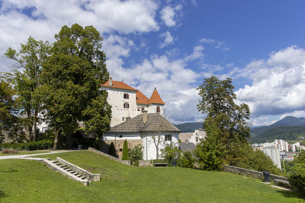 Velenje Castle liegt auf einem Hügel über dem Städtchen Velenje und bietet einen tollen Ausblick.