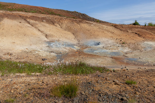 29.07. Seltún liegt im Krýsuvík Vulkansystem u. ist ein geothermisches Feld mit Sofataren, Fumarolen, Schlammtöpfen und heißen Quellen.