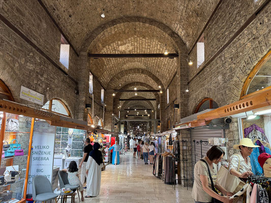 Unter den von Gazi Hrusev Beg gestifteten Gebäuden befand sich auch der Bezistan, eine Markthalle für die Händler. Heute wird in dem schönen Gebäude leider vorwiegend Tand feil geboten.