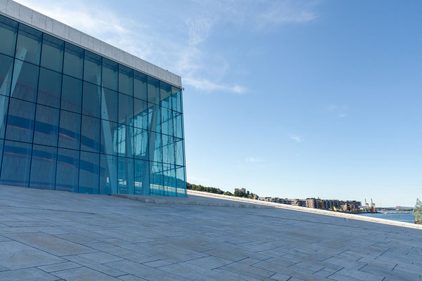 15.07. Neues Opernhaus Oslo: Das einem treibenden Eisberg nachempfundene Gebäude wurde von den norwegischen Architekten Snøhetta entworfen.