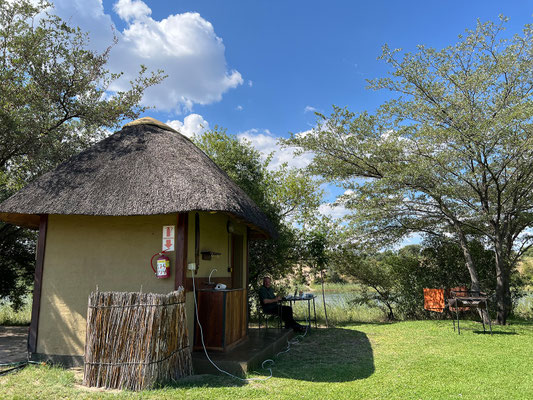 23.03. Die Campsites der Hakusembe River Lodge liegen direkt am Fluss. Die #4 ist die letzte in der Reihe, die mögen wir am liebsten!