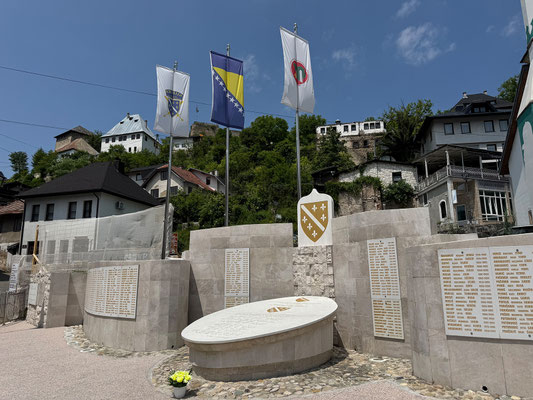 Neben der Moschee befindet sich ein Denkmal für die im Krieg Gefallenen.