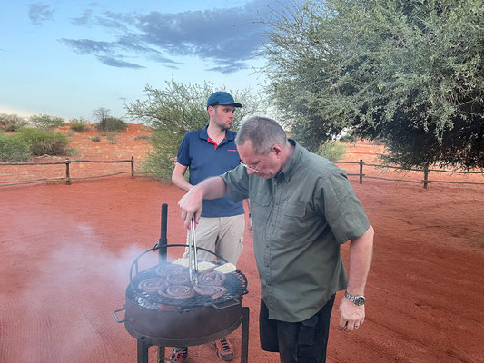01.03. Bagatelle Kalahari Game Ranch: Heute gibt es Boerewors, Knoblauchbrot und Gemüsepäckchen.