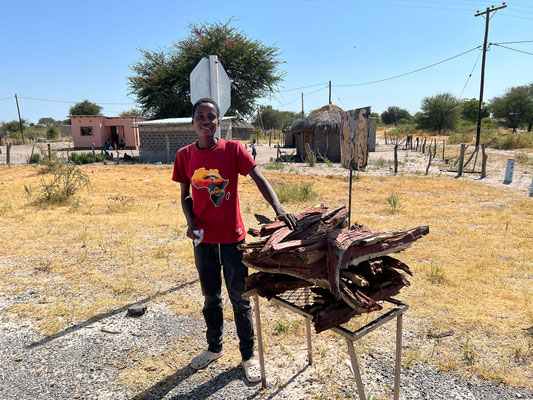 17.03. Khumaga: wir nehmen noch etwas Holz mit.