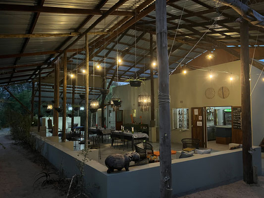 16.03. Um 19:00 gibt es Dinner im Boteti River Camp.