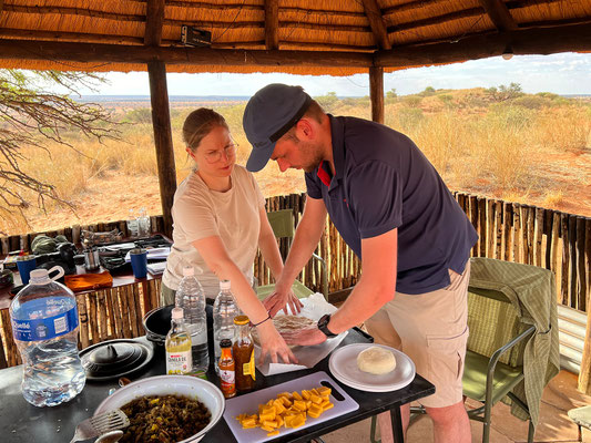 02.03. Red Dune Camp: heute gibt es Burger im Potjie!