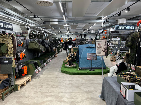 12.08. Shopping bei Varusteleka! Helmut im Paradies!